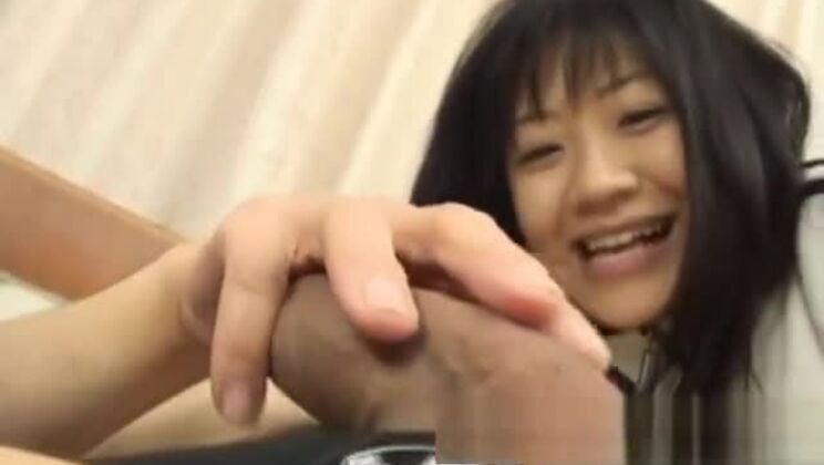 Wunderschöne, stoppelige japanische Schlampe