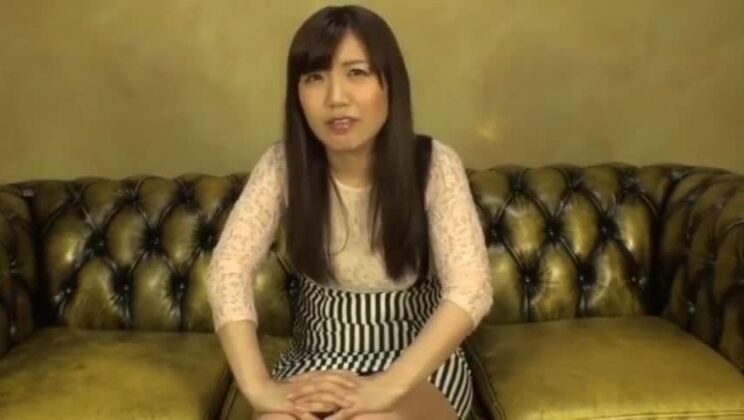 Bewundernswerte japanische Huzzy verkörpert ihren Fetischtraum