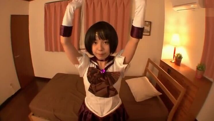 Eine asiatische Hure mit extrem flachem Busen bekommt eine Ladung Sperma ins Gesicht.