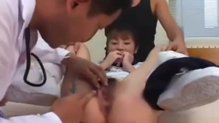 Scharfe orientalische Hure liebt Bukkake