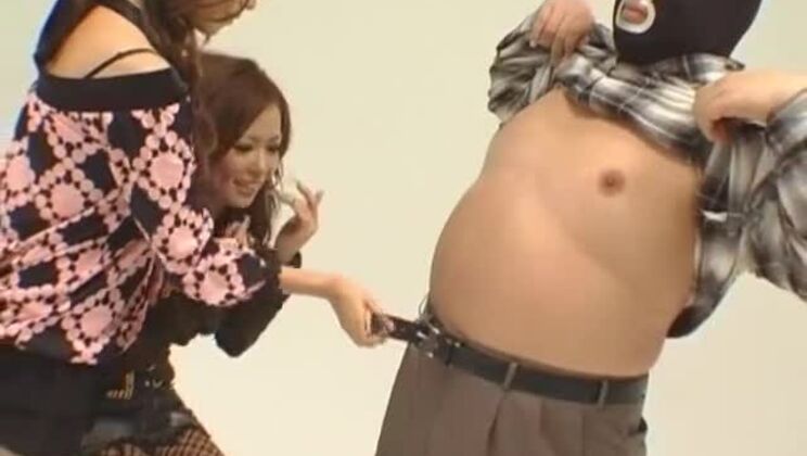 Wunderschöne japanische Schlampe in einer fantastischen Femdom-Sexszene