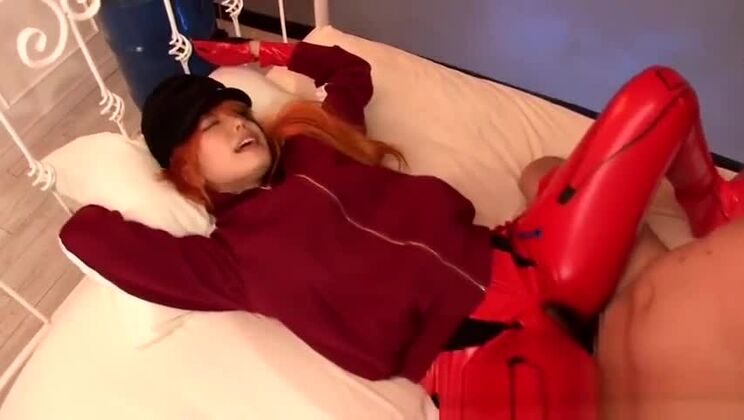 Attraktiver orientalischer Kerl in einer fantastischen Fingering-Pornoperformance