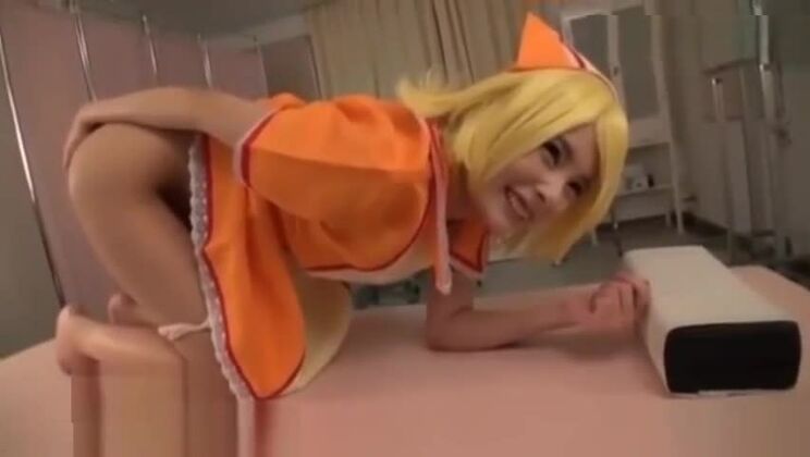 Freizügige orientalische Dame in wunderschönem Cosplay-Porn