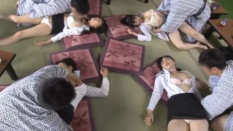 Honey, japanische Frau in Bukkake-Pornovideo