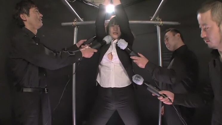 Nette japanische Schlampe in einem perversen Sexfilm