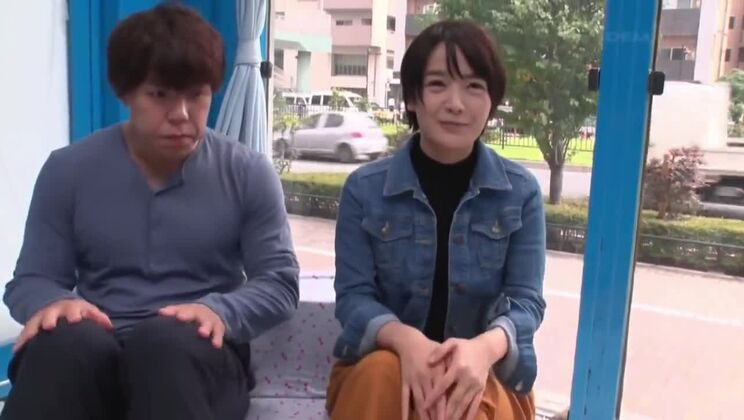 Göttlich-kleinbrüstige Asiatin