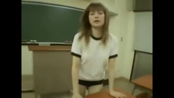 Verlockende japanische Torte wird massenhaft mit Bukkake übergossen.