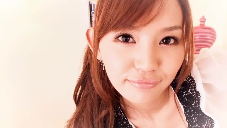 Eine umwerfende, rothaarige Japanerin hat amateurhaften Spaß