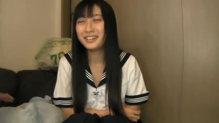 Die verführerische japanische Schlampe wurde hart rangenommen