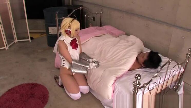 Die zierliche Japanerin Chika Arimura mit ihren kleinen Brüsten erlebt ein heißes XXX-Cosplay.