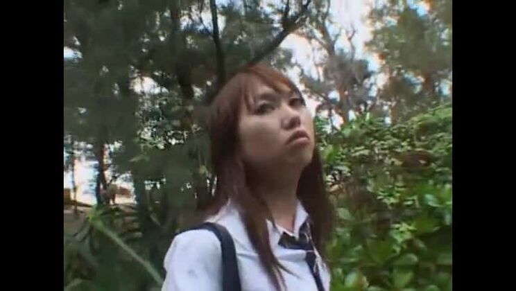 Hübsches japanisches Mädchen im Freien