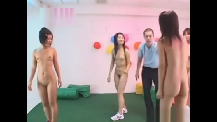 Charmante japanische Schönheit in einer sehr harten Pornoszene