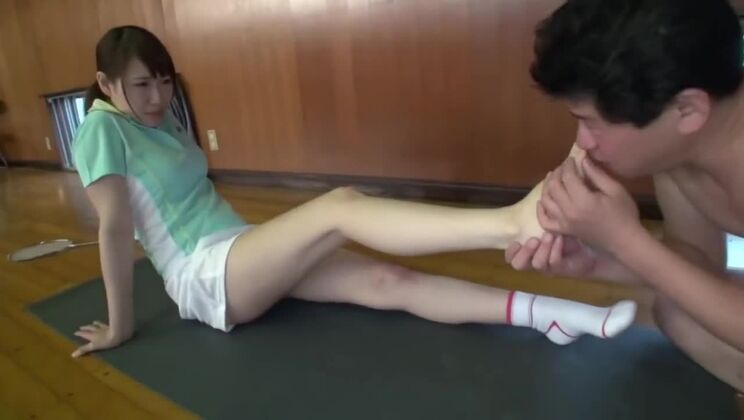 Hübsches, kleinbrüstiges asiatisches Mädchen verkörpert ihren Fetischtraum