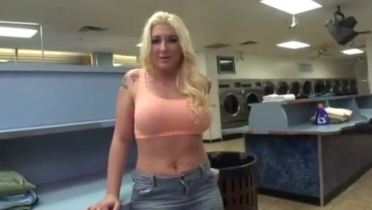 Unglaubliche Asiatin hat heißen Amateur-Sex in der Öffentlichkeit