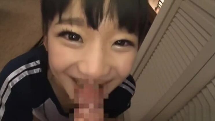 Attraktive, flachbrüstige Japanerin in wunderschönem Cosplay-Pornofilm