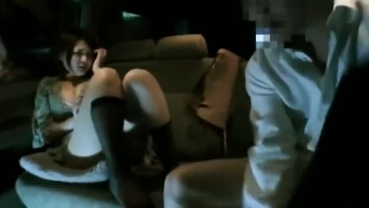 Außerirdisches japanisches Mädchen vergnügt sich mit Fetisch-Spielereien