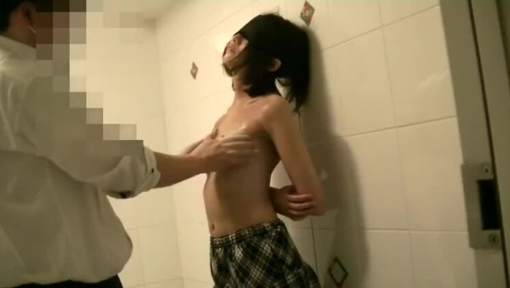 Wunderschöne Asiatin erfüllt sich ihre Fetischträume