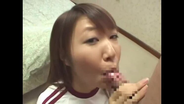 Der attraktive Japaner Ryo Kiyohara bittet um einen Gesichtsspritzer.