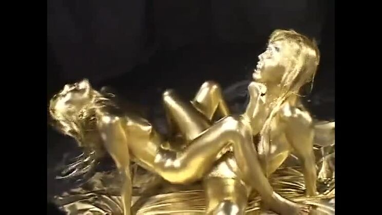 Attraktive asiatische Prostituierte in ultra-glamourösem Fetisch-Spaß