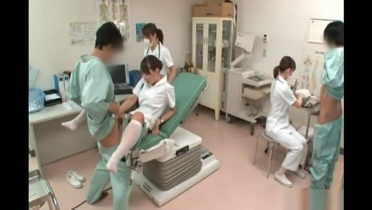 Reizende, kleinbrüstige orientalische Hure in einem wunderschönen Amateurvideo