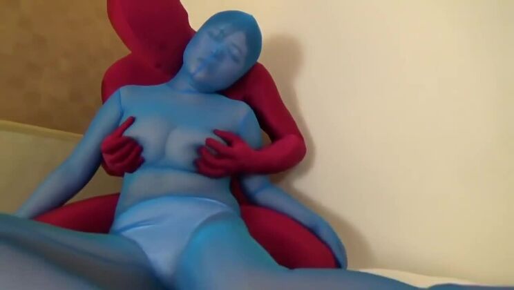 Sexy, vollbusige Japanerin in einem perversen Pornovideo