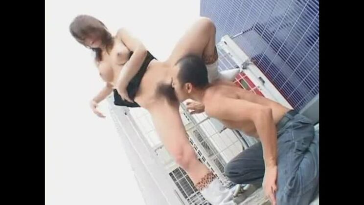 Die bewundernswerte, vollbusige Asiatin Rei Kitajima befriedigt sich draußen mit den Fingern bis zum Orgasmus.