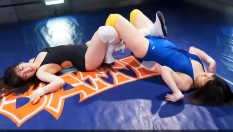 Schickes japanisches Mädchen lässt ihre Fetischträume wahr werden