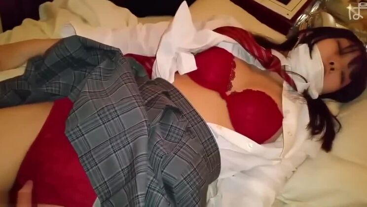 Verführerisches, flachbrüstiges asiatisches Mädchen