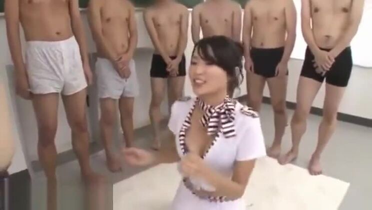 Verführerische japanische Schlampe liebt Fetisch-Spaß