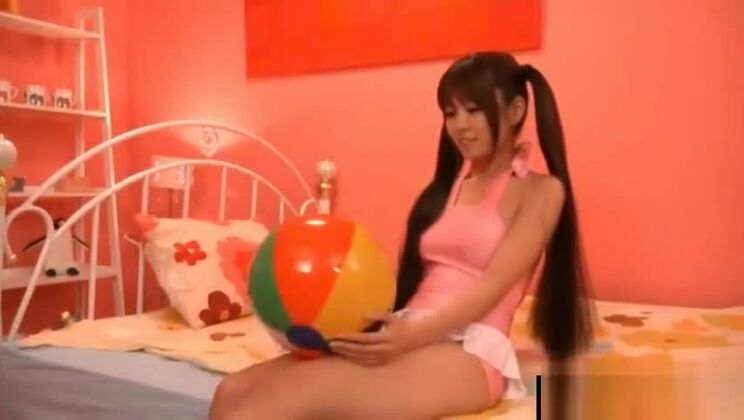 Eine wunderschöne Asiatin nimmt an einem Cosplay-XXX-Film teil.