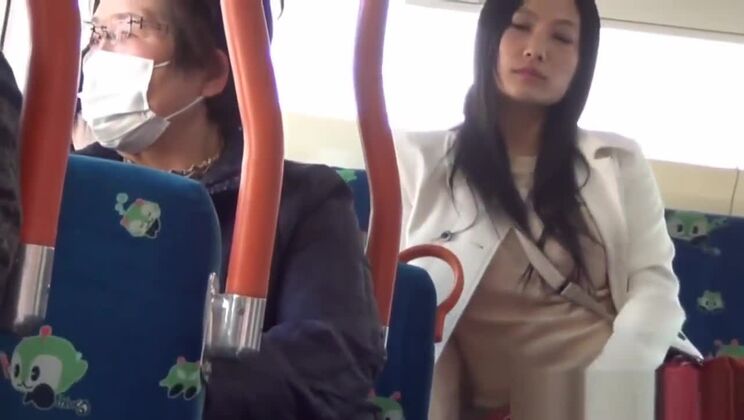 Attraktives orientalisches Mädchen in der Öffentlichkeit