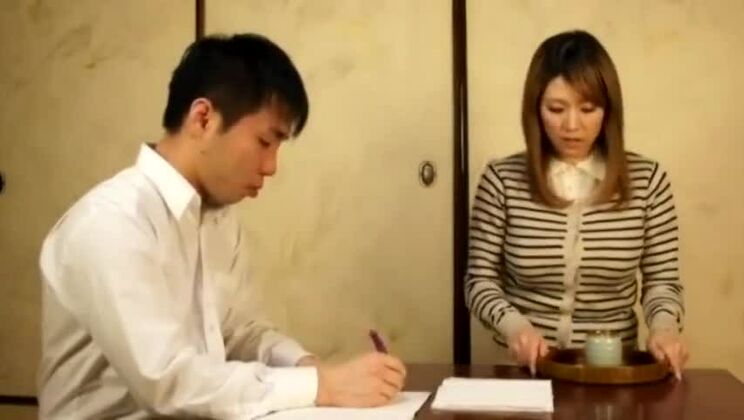 Atemberaubende, üppige Japanerin in einem Fetisch-Pornovideo