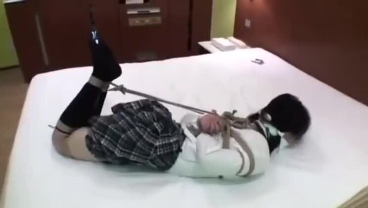 Bewundernswerte japanische Dame in einem Fetisch-Pornofilm