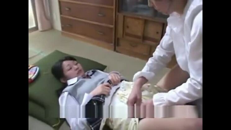 Charmante Asiatin erlebt ein ungewöhnliches Fetisch-Erlebnis