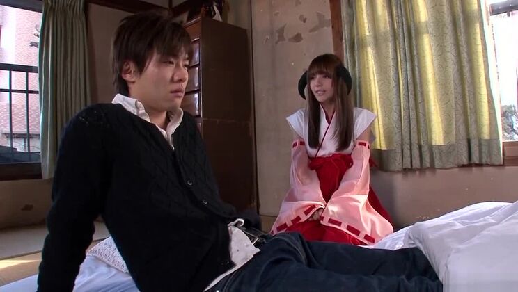 Sanfte Japanerin führt ein erstaunliches Cosplay-Pornovideo auf