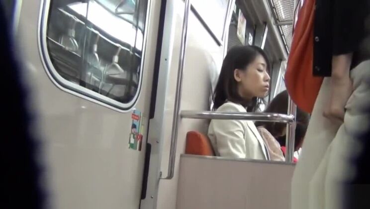 Sexy japanische Hure tritt in einem öffentlichen Piss-XXX-Video auf.