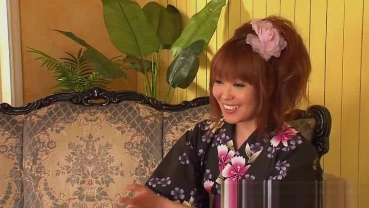 Strahlend dunkle japanische Frau