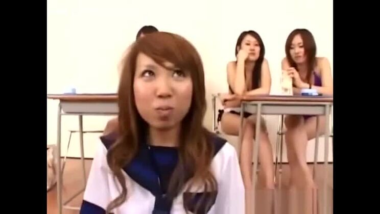 Attraktive asiatische Schlampe lässt ihre schmutzigen, perversen Träume wahr werden