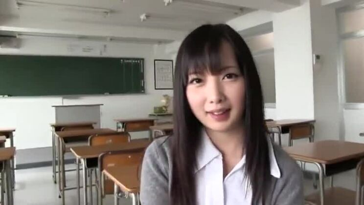 Attraktive japanische Prostituierte in Fetisch-Sexvideo