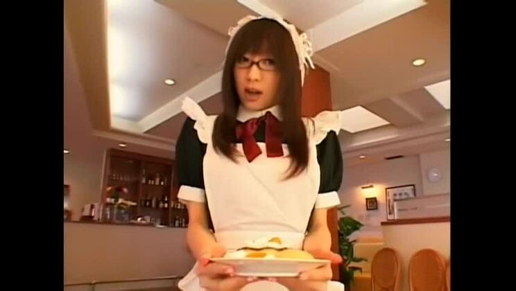 Wunderschöne japanische Prostituierte an einem öffentlichen Ort