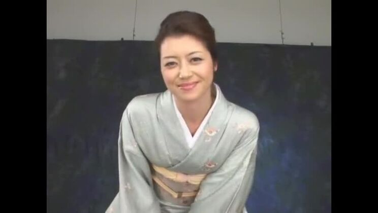 Die göttliche Japanerin Maki Hojo in einem heißen Fingering-Pornovideo