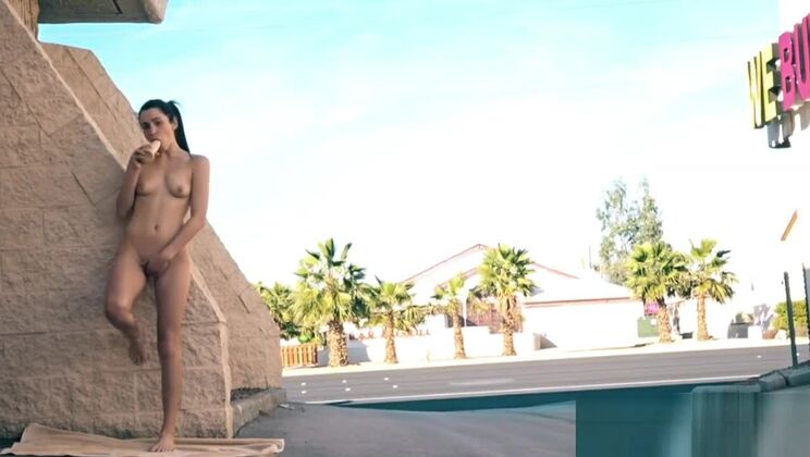 Reizende, flachbrüstige orientalische Hure im Freien