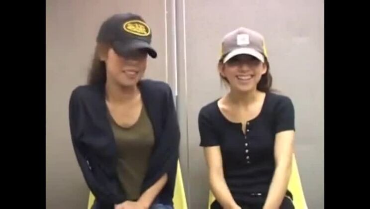 Reizende asiatische Schlampe in der Öffentlichkeit