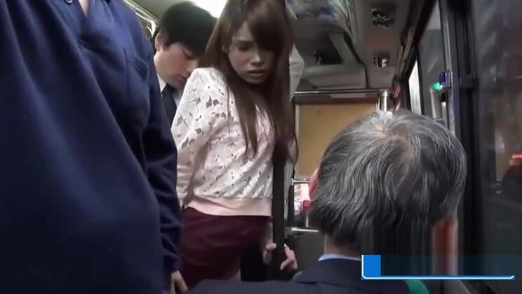 Eine geile asiatische Schlampe steckt sich in der Öffentlichkeit die Finger in ihre Vagina.