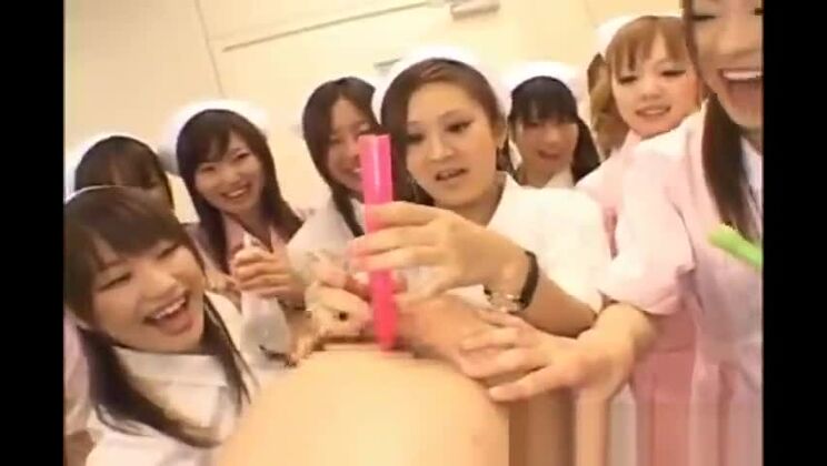 Verführerische Asiatin hat leidenschaftlichen Sex mit einem Mann anderer Hautfarbe.