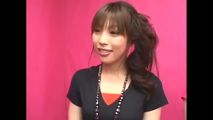 Eine umwerfende japanische Schlampe wird hart gefickt.