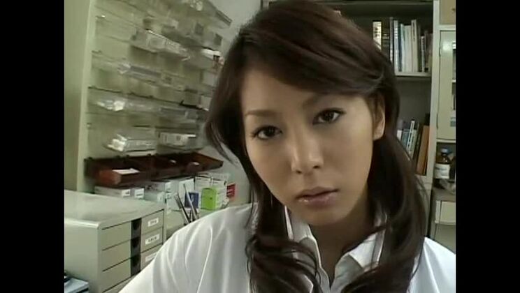 Attraktiver japanischer Prostituierter in einem perversen Sexfilm