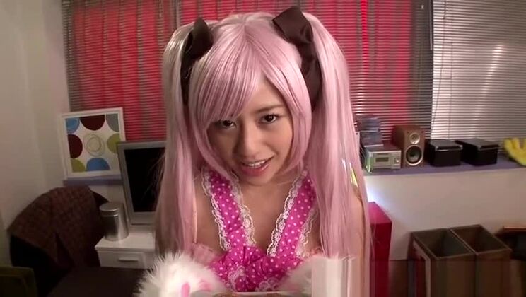 Verführerisches asiatisches Mädchen mit kleinen Brüsten wird hart gefickt