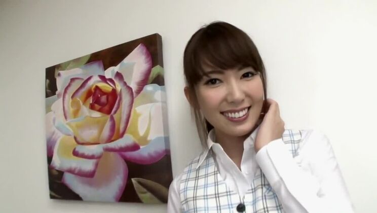 Reizende japanische Schlampe mit fantastischem Piss-Sex-Video im Freien