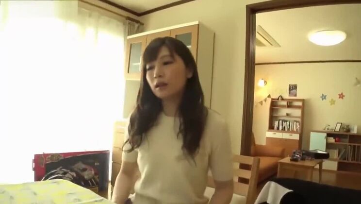 Attraktive, kleinbrüstige Asiatin